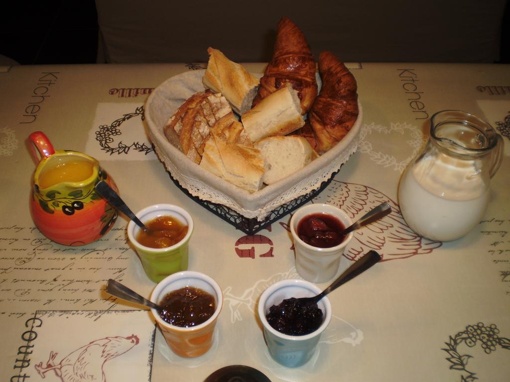 バニャック Les Roziers - Roulotte Bed & Breakfast エクステリア 写真
